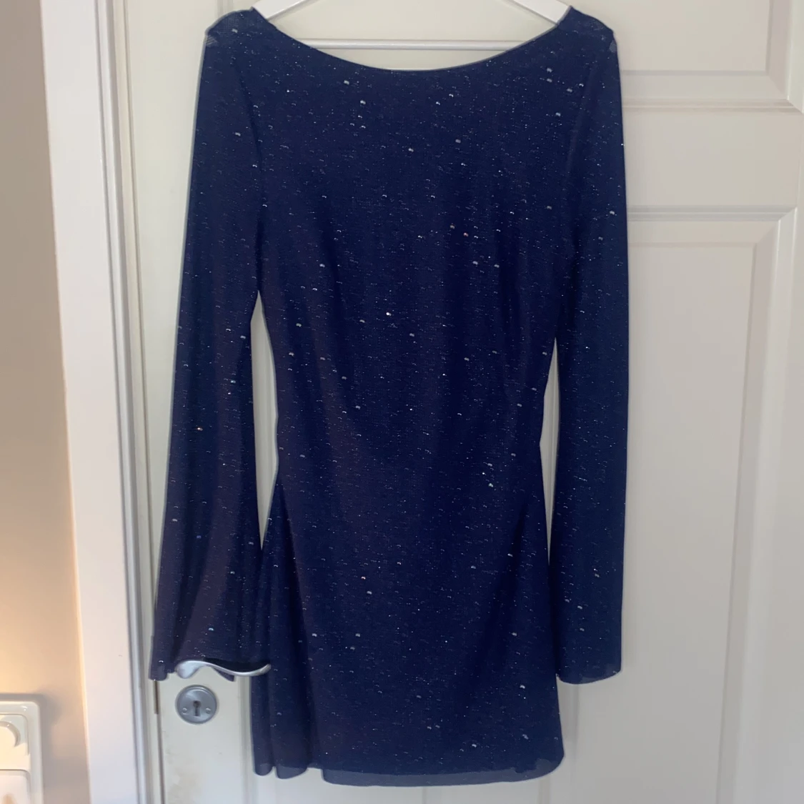 Mörkblå glittrig kortklänning med öppen rygg - 2