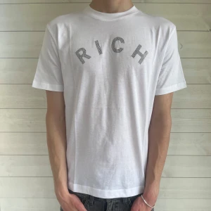 Vit John Richmond t-shirt (HELT NY) - Vit John Richmond t-shirt| Skick: 10/10 (Helt ny) Storlek:S Hör av er vid minsta fundering! 