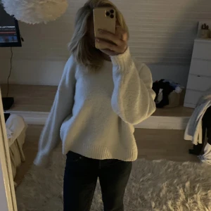 Stickad tröja - Säljer nu denna skit mysiga vita stickade tröjan ifrån bibok 🤍använd fåtal gånger, fortfarande i nyskick. Köpt i större storlek då jag ville den skulle va oversized, passar mig som brukar bära s.