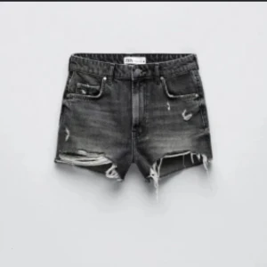 Svarta jeansshorts med slitningar från Zara - Jätte snygga jeans shorts från zara!😇