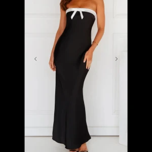 Satin klänning - Elegant svart långklänning. Helt ny från Hello Molly med prislapp och originalpåse. För dyrt att returnera och får bara store credit. Original pris 1250kr + 100$ shipping…  Storlek XS.    