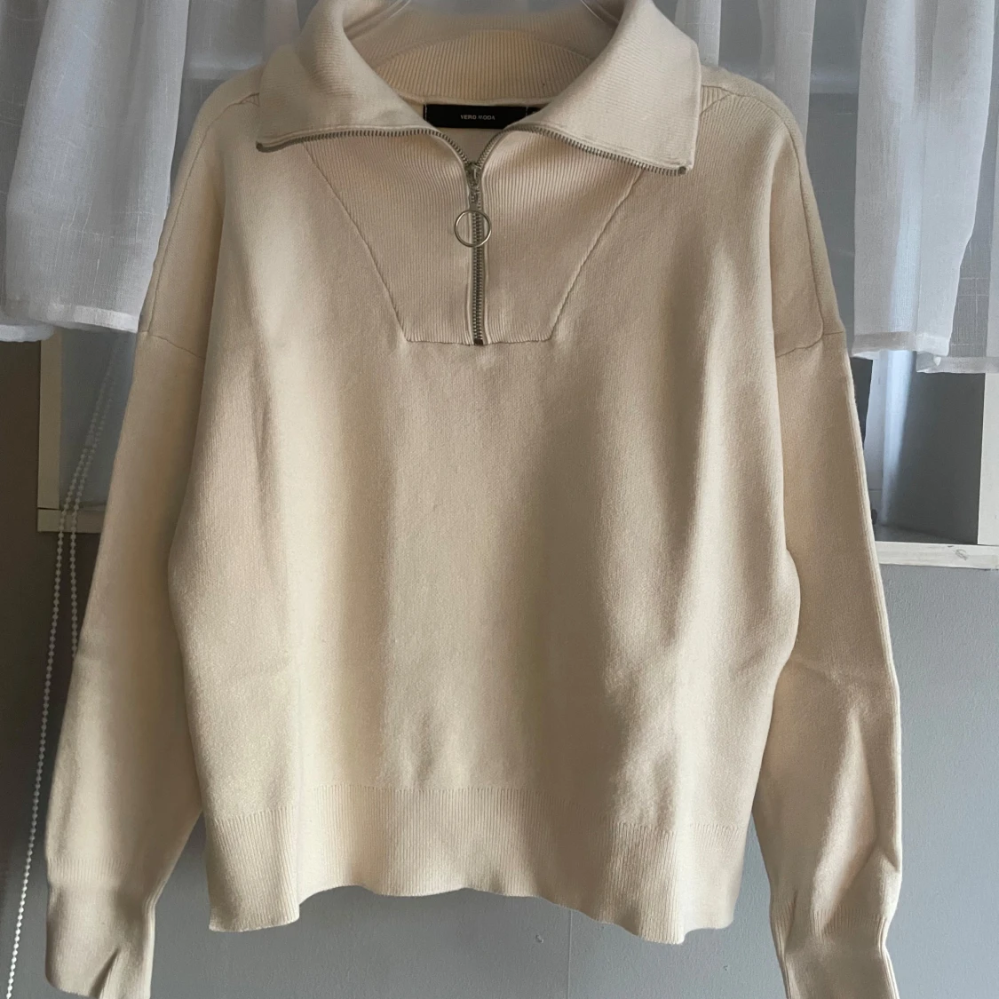 Beige stickad tröja med dragkedja från Vero Moda