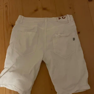 Dondup jeansshorts - Vita jeansshorts från dondup i modellen rolly. Storlek 31