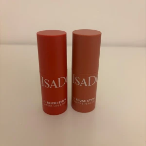Isadora Blush Stick  - Säljer två blush sticks från Isadora i nyanserna 44 Coral Rose och 40 Soft Pink. Produkterna är endast testade en gång, men insåg att färgens inte passade mig. Säljer båda för 130 kr eller 100 kr styck. 