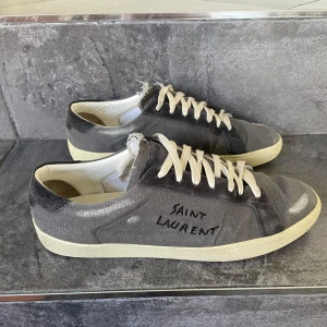 Saint Laurent skor - Tjena! Säljer nu dessa populära och sällsynta skor ifrån Saint Laurent🙌 Storleken är 44! Inget og!! För fler frågor eller bilder är det bara att skriva🤝