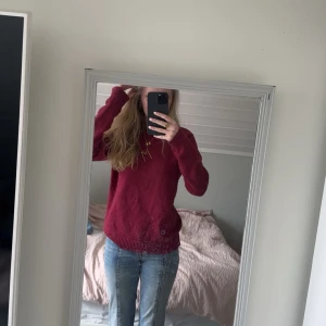 Vinröd stickad tröja från Vila - Super fin och skön vinröd tröja från vila. Bra kvalité då den endast använde cirka 2 gånger❤️