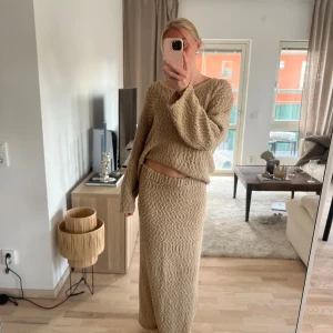 Stickat set - Ett beiget stickat set från Nakd med kjol o tröja! Storlek S/M. Knappt använt så väldigt bra skick! Säljer för 400kr🌟😊