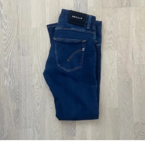 Blå jeans från Dondup - Säljer nu ett par riktigt snygga blå jeans från Dondup jeansen är i extremt bra skick och är i storlek W31. Tveka inte att höra av dig vid frågor😁