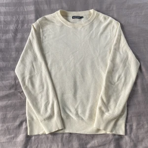 Vit stickad tröja från J.Lindeberg - Säljer en stilren vit stickad tröja från J.Lindeberg. Tröjan har rund halsringning, diskret strukturmönster och långa ärmar. Perfekt för lager-på-lager och enkel att matcha med olika outfits. Priset kan sänkas vid snabb affär och vid ytligare frågor är de bara att höra av dig. Mvh Oliver 