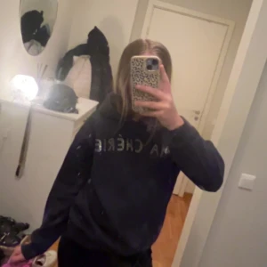 Mörkblå hoodie med texten ”Ma Chérie” - Säljer en mörkblå hoodie ma chérie hoodie från gina tricot, hoodien är i bra skick och är bara använd några få gånger🙌 Det är inga hål eller fläckar på den, meddela gärna mig innan köp❤️