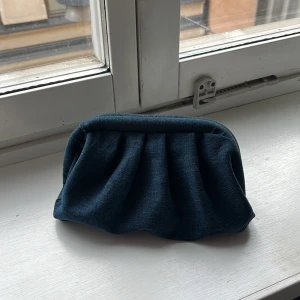 Mörkblå DENIM väska - Jättefin och söt mörkblå denim clutchväska!! Clutch Designs UF!!