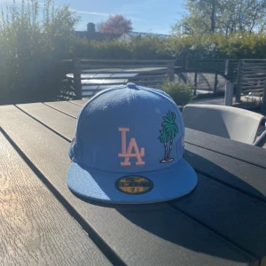Ljusblå fitted new era keps - Stil ren lite använd keps utan defekter. Perfekt till sommaren! Original pris 500kr