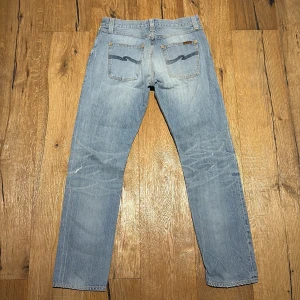Nudie Jeans - Ett par snygga nudie jeans med en riktigt schysst tvätt och väldigt diskret distressing! Storlek 32-34 men sitter som 29/32 ungefär. Modell: Sharp Bengt. Hör av er vid frågor!