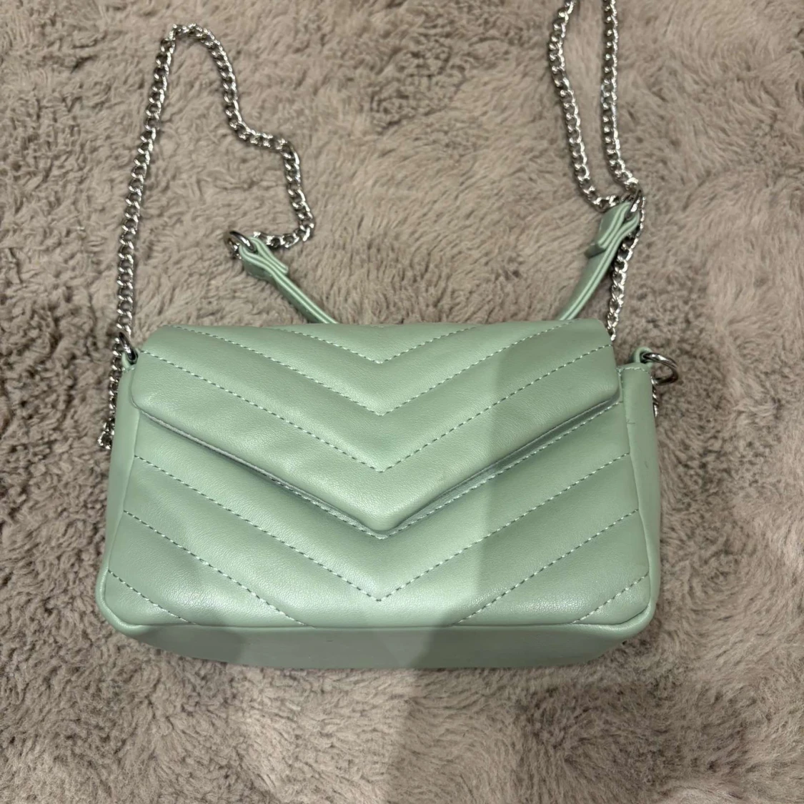 Ljusgrön quiltad axelväska med kedja