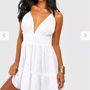 Strandklänning ifrån Boohoo - Säljer en jättegullig vit strandkläning ifrån Boohoo. Aldrig använd! Nypris 486kr + fraktkostnad. Stl 36/S men skulle säga att den passar bättre som en XS. Säljer pga att den var för liten.