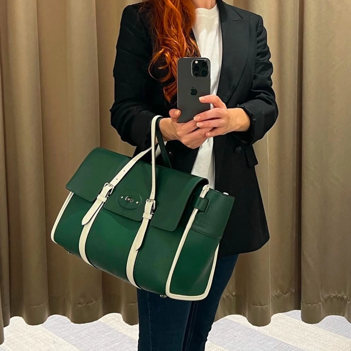 Grön och vit handväska med detaljer - 1