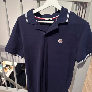 Blå Moncler piké  - Blå Moncler piké i storlek M och bra skick 