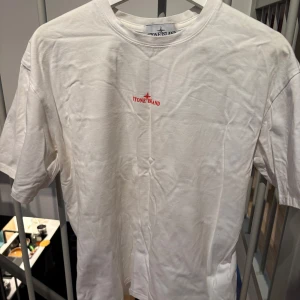 Stone island tshirt  - Vit stone island tshirt med tryck där bak, storlek M och i bra skick !