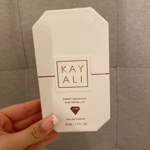 Kayali sweet Diamond pink pepper 25 intense - Kayali parfym, helt ny. Använt en gång, inte riktigt min parfym smak. Innehåller pink pepper, bergamot, saffron, bulgarian rose, vanilla orchid och sandalwood, 50 ml. Hör av er om ni undrar något💞kan tänka mig att sänka priset om de behövs🩷