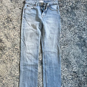 Ljusblå jeans - Säljer ett par ljusblå jeans med raka ben/wida ben. Säljer pga de är för små, därför har jag inga bilder på. 