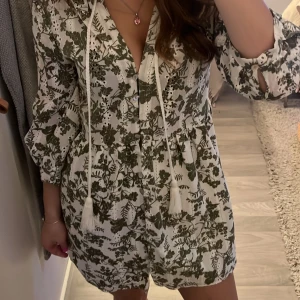 Söt klänning - Super fin klänning! Använd en gång💕