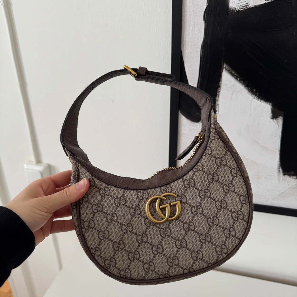 Mönstrad axelväska med gulddetaljer