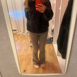 Grå bootcut jeans - Säljer dessa nya jeans ifrån gina tricot💕 säljer då de är lite större i midjan på mig💕 använda fåtal gånger och inga tecken på slitage💕