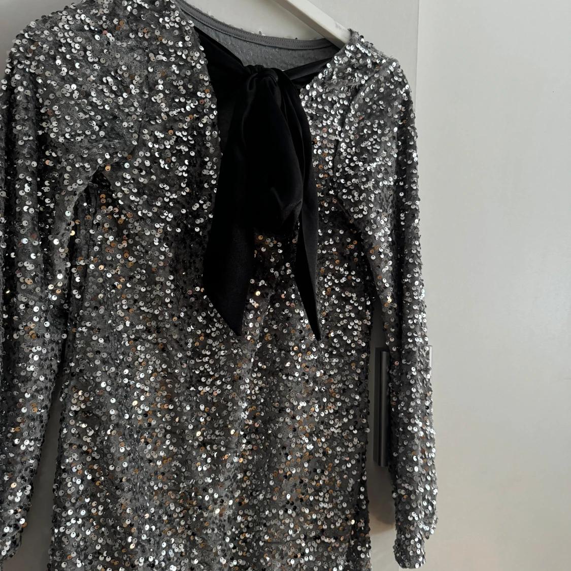 Glittrig silverklänning med rosett