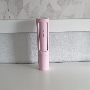 Ljusrosa djurhår roller 🩷 - En ljusrosa djurhår roller som aldrig har kommit till användning utan har bara legat i en korg och skräpat och därav fått lite skav som man kan se på bilderna. Längst ner så vrider man när man öppnar och stänger den. FÖRST TILL KVARN!🩷(BUNDLERABATT VID KÖP AV FLER ARTIKLAR!)