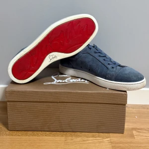 Christian Louboutin skor  - Säljer ett par feta ljus blåa Loubs. Allt og ingår. De är tvättade men fortfarande lite smuts kvar som går att få bort ganska lätt, kan rengöra noggrant vid köp. Använda lite men i helhet väldigt fina. Storlek 43