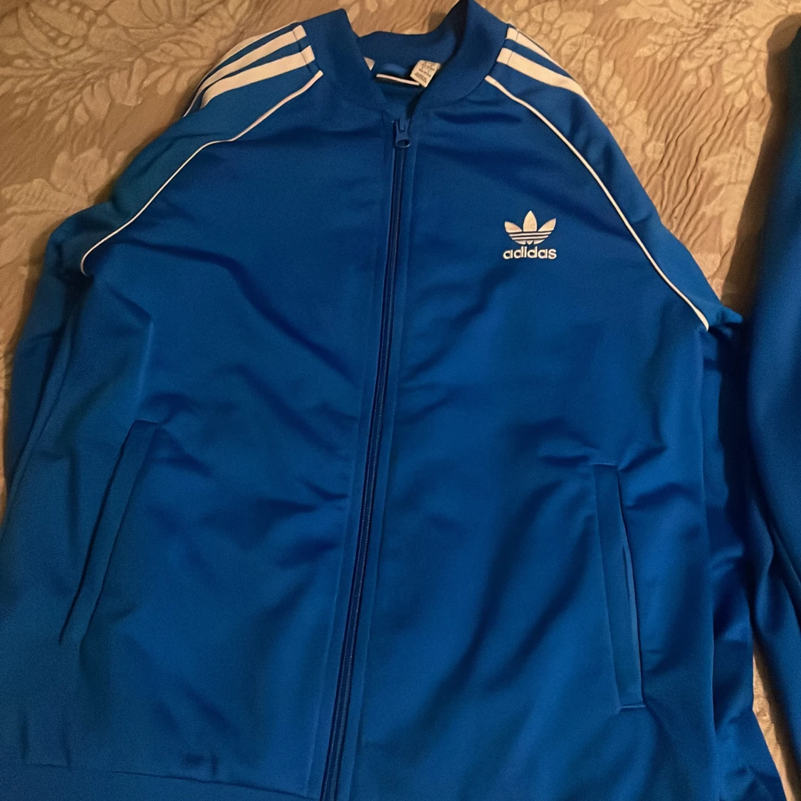 Blå Adidas träningsbyxor med vita ränder - 2