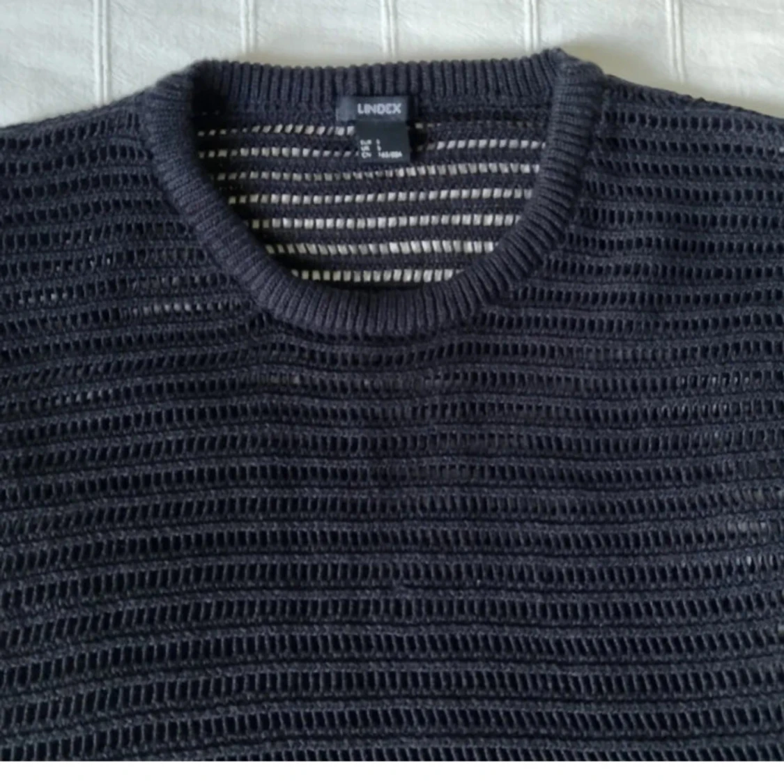 Svart stickad see through tröja från Lindex med korta ärmar  - 4