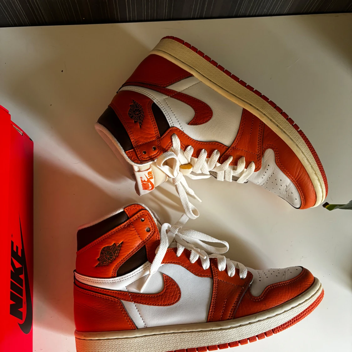Nike Air Jordan 1 High OG orange och vita - 3