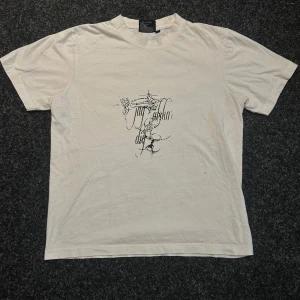 Custommade Cybersigilism ”jag älskar dig” Tshirt - Size: S. Fabric paint. Good quality tshirt!