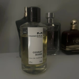 Mancera Cedrat Boise Eau de Parfum - Säljer en flaska Mancera Cedrat Boise Eau de Parfum, 120 ml. Parfymen kommer i en elegant glasflaska med svart lock och levereras i en stilren svart kartong samt en silverfärgad påse med dragsko. Perfekt för den som söker en sofistikerad doftupplevelse. Det är ca 90 ml kvar