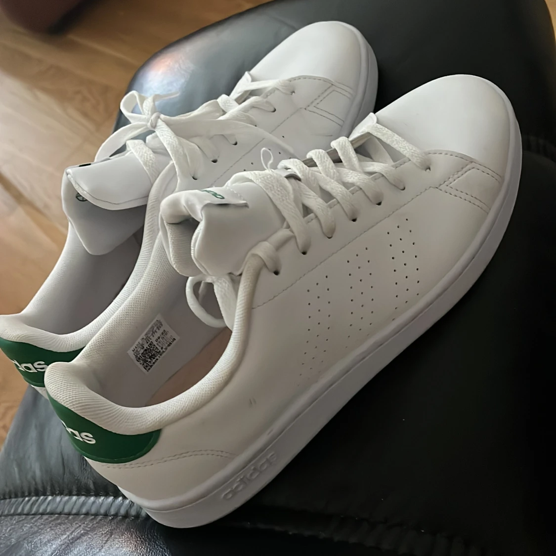 Vita Adidas sneakers med gröna detaljer