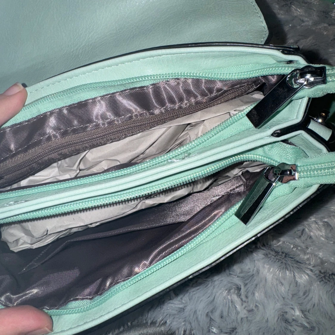 Mintgrön axelväska med strukturdetaljer - 4