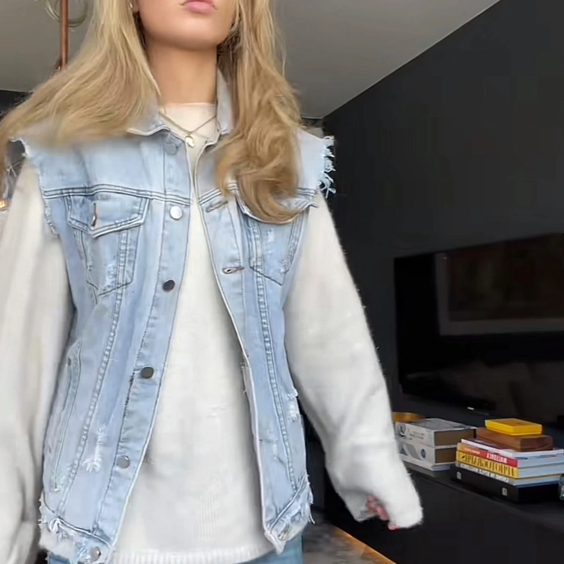 Ljusblå jeansväst med slitna detaljer - 1