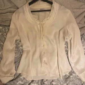 Vit blus - Så fin blus med knappar framtill💓