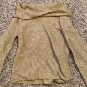 Beige ribbad offshouldertröja - Säljer en beige ribbad tröja med offshoulder-design och långa ärmar. Mjuk och skön att ha på sig.💖
