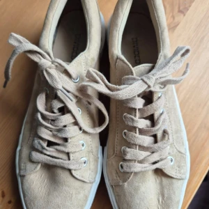 Sommarskor - Säljer dessa fina sommarskor som nu tyvärr blivit försmå för mig. Skorna är nästan helt nya och köpta ifrån H&M.