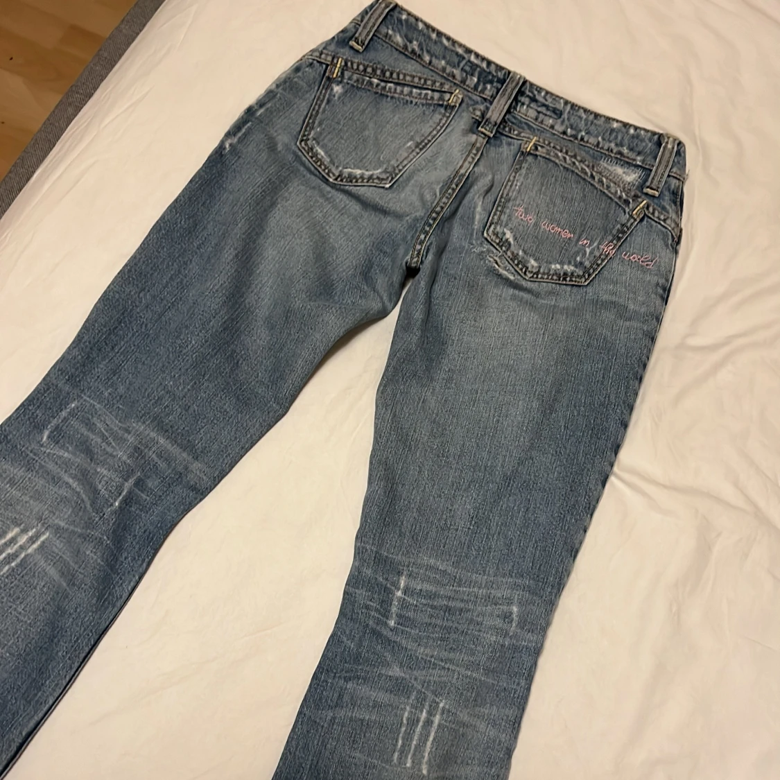 Blå jeans med slitningar  - 1