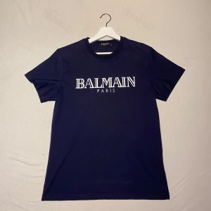 Balmain t-shirt - Balmain T-shirt i ny skick. Aldrig använt den och den är perfekt för sommar. Inga defekter. Säljer då jag inte använt den. 