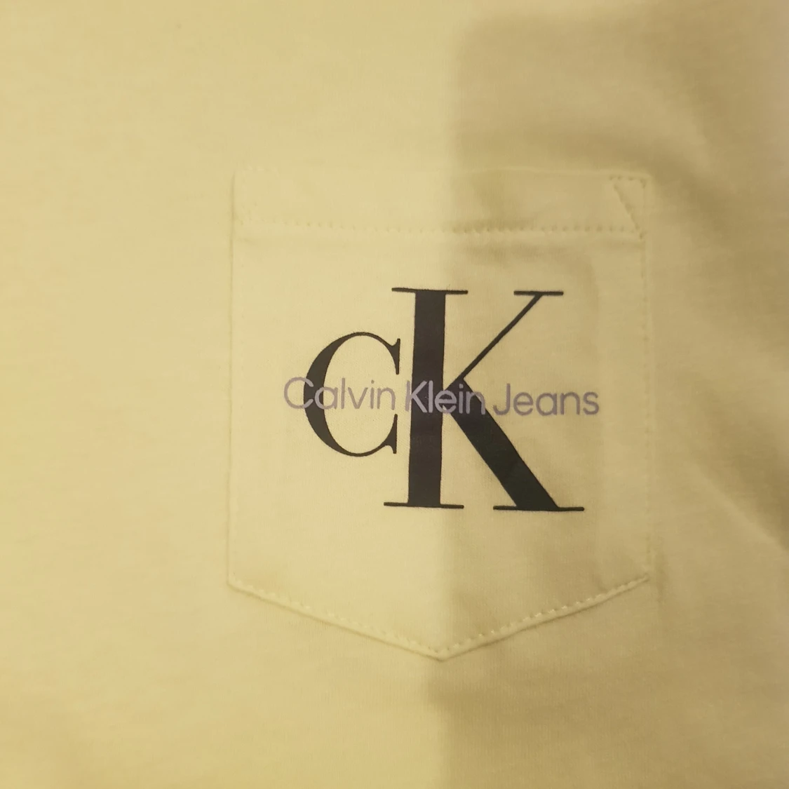 Gul t-shirt från Calvin Klein Jeans - 1