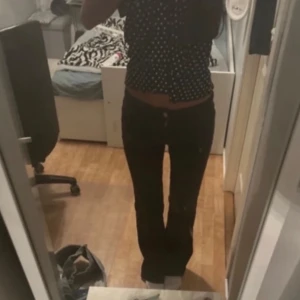 Svarta lågmidjade  bootcut byxor - Säljer ett par svarta bootcut byxor med låg midja då de ej passar mig. 
