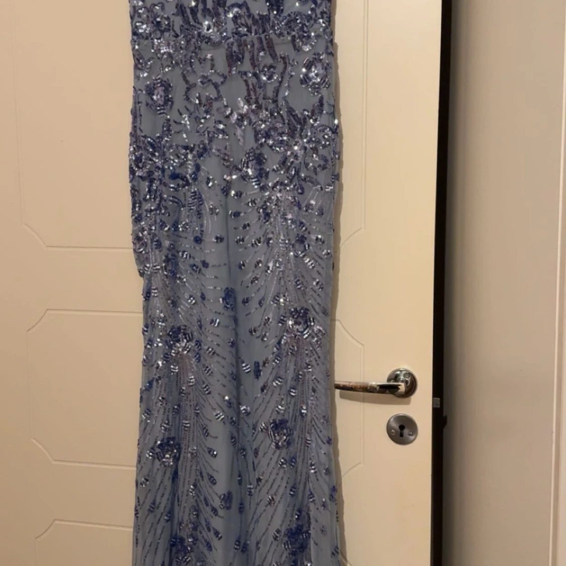 Ljusblå långklänning med paljetter - 1
