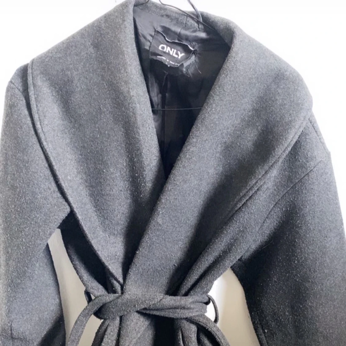 Svart kappa från ONLY med bälte
