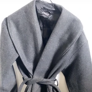 Svart kappa från ONLY med bälte - Säljer den för använda inte den 