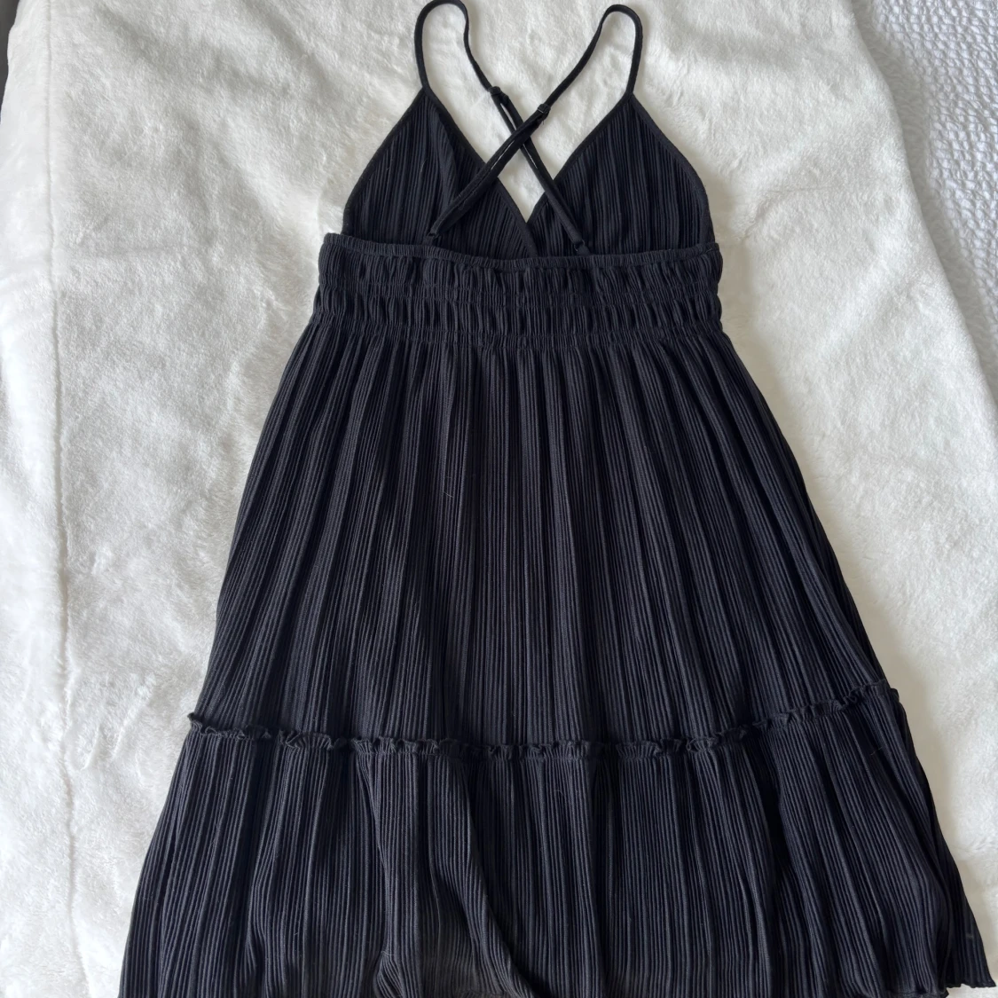 Plisserad svart klänning med smala axelband - 2