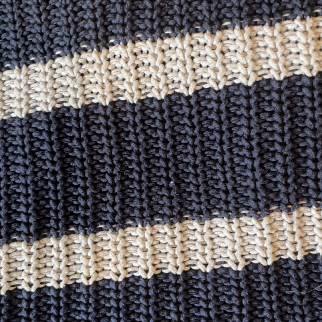 Mörkblå och vit randig stickad tröja från 157 - 3